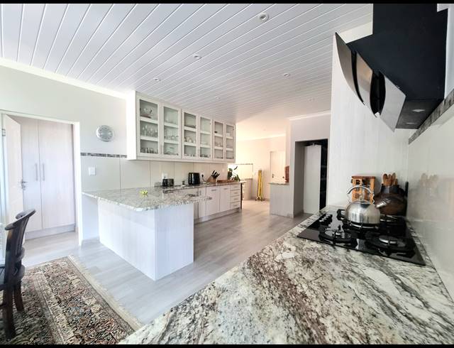4 BEDROOM HOUSE FOR SALE IN DANA BAY